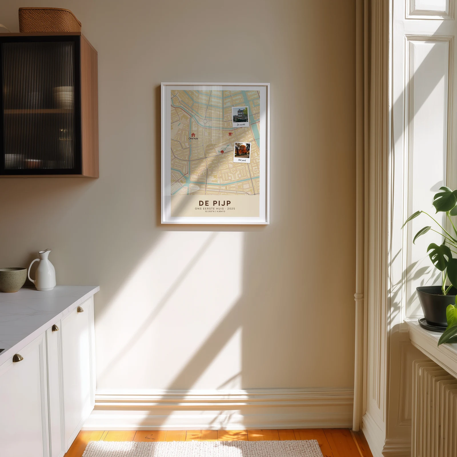 Voorbeeld: de poster van De Pijp met twee polaroids, in een lijst in een keuken