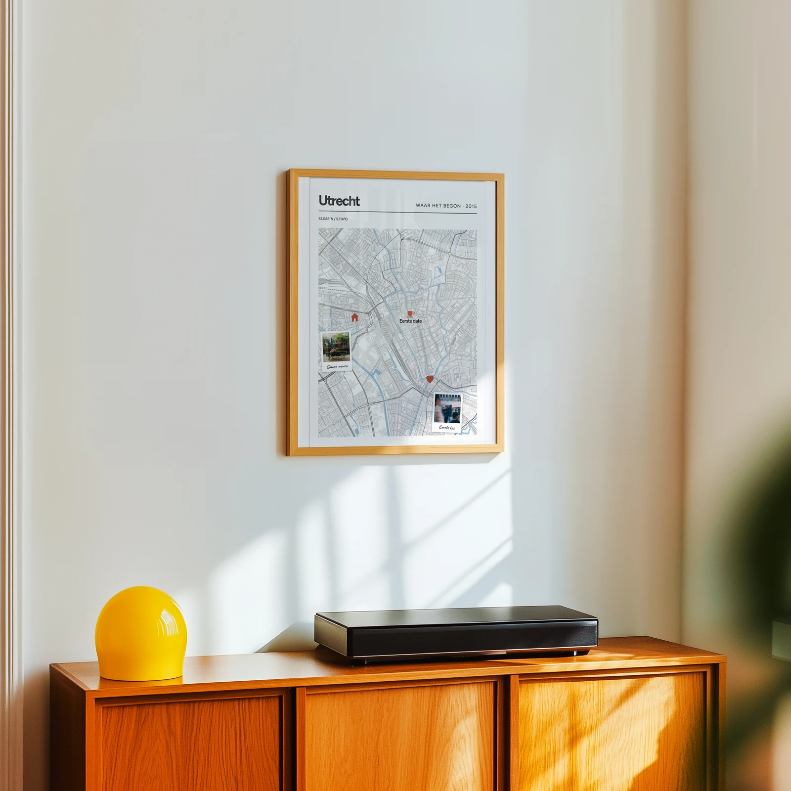 Voorbeeld: de poster van Utrecht met twee polaroids, in een lijst in een woonkamer