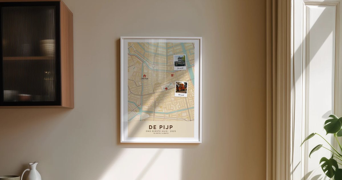Kaartposter van De Pijp in Amsterdam met twee polaroids, in een lijst in een keuken
