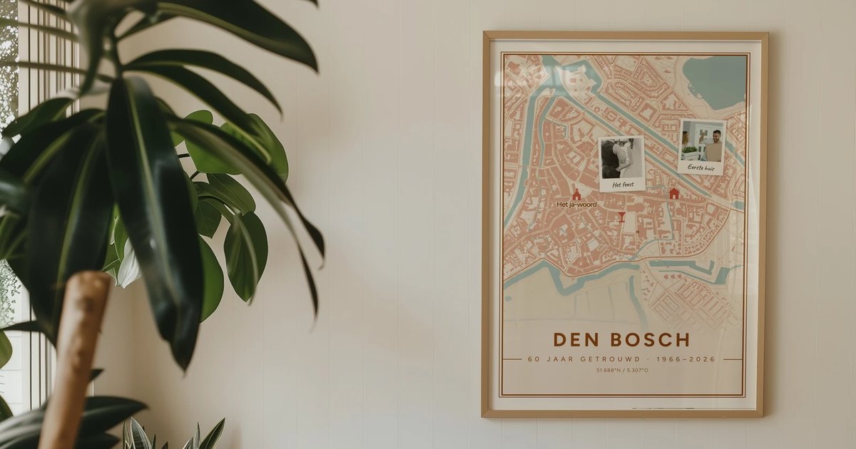 Kaartposter van Den Bosch met drie polaroids, in een lijst boven een bank