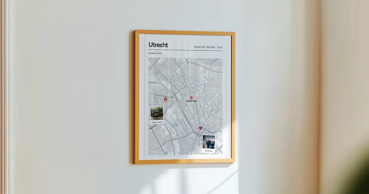 Kaartposter van Utrecht met twee polaroids, in een lijst in een woonkamer