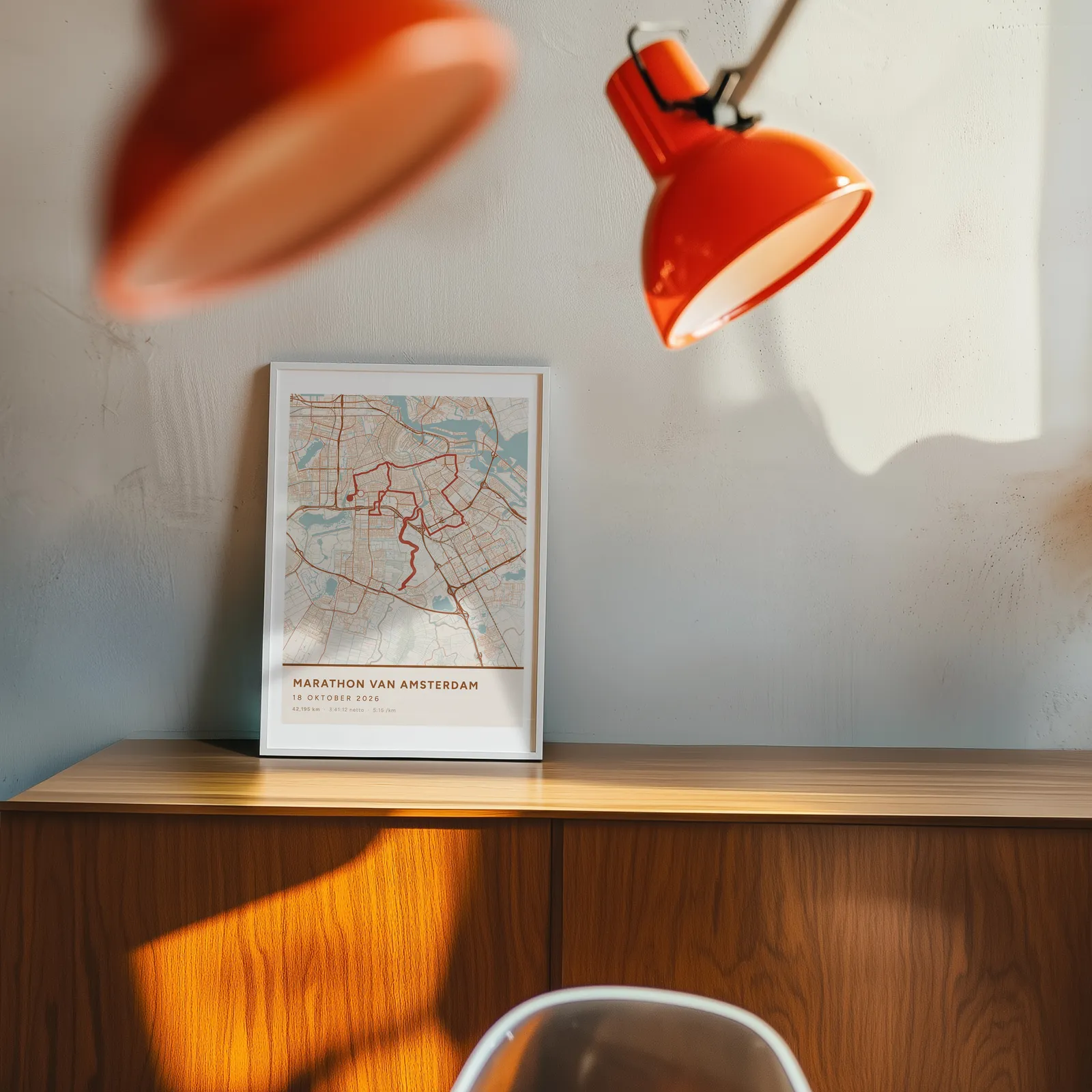 De poster van de Marathon van Amsterdam op 30 bij 40 cm, op een dressoir, tegen de muur