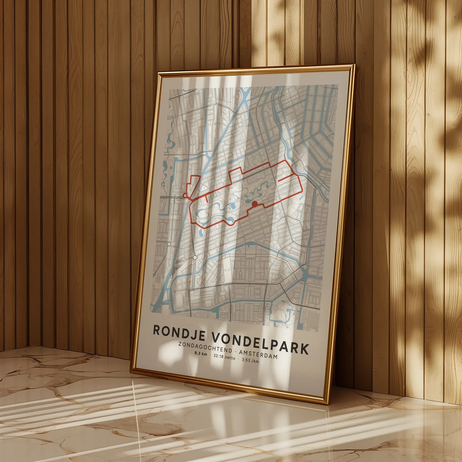 Routeposter Rondje Vondelpark in een kamer, tegen een houten lattenwand