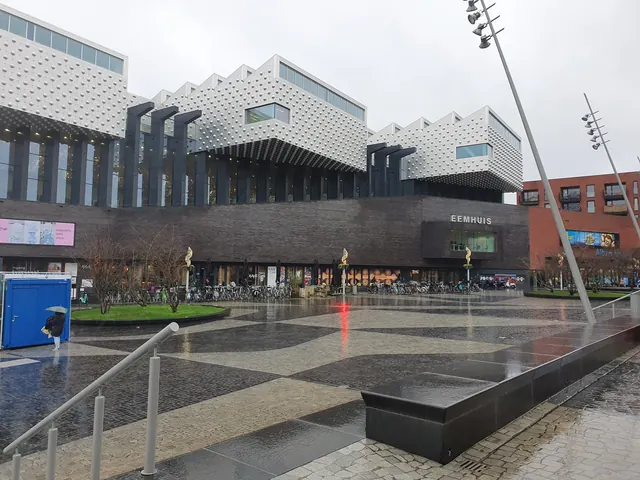Het Eemplein met het Eemhuis, in januari 2023