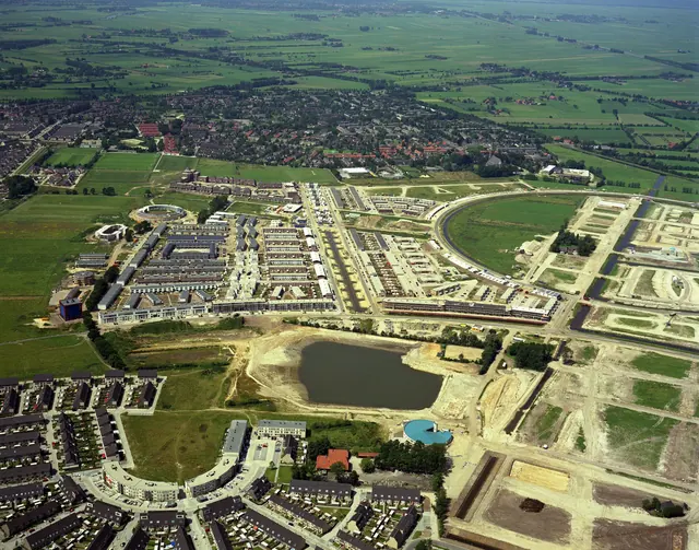 Kattenbroek en Zielhorst in aanleg in 1991, uit de lucht, met Hoogland op de achtergrond