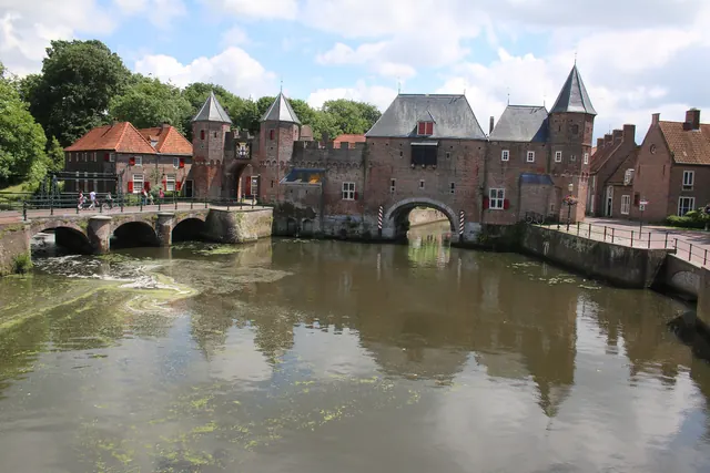 De Koppelpoort, met de brug ernaast en het water ervoor
