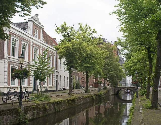 De Kortegracht met bomen langs het water, gezien vanaf het Mondriaanhuis