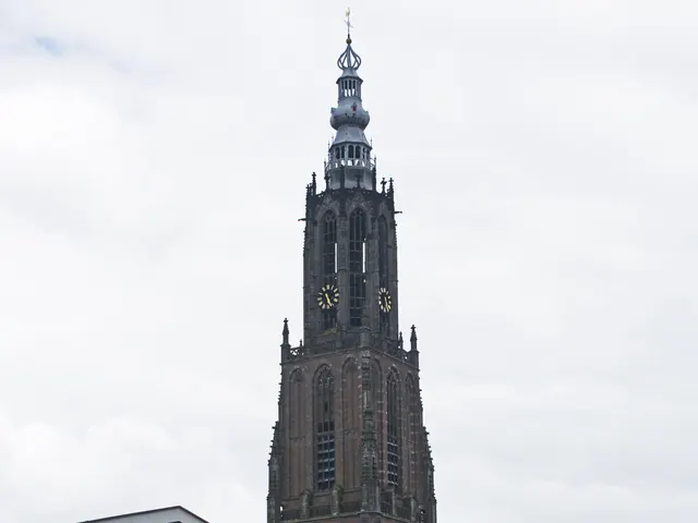 De Onze Lieve Vrouwetoren, gezien vanaf de Molenstraat (bijgesneden)