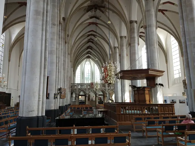 Het schip van de Sint-Joriskerk van binnen, met de preekstoel