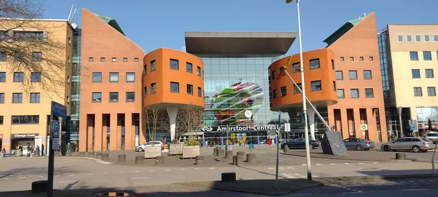 Het stationsgebouw van Amersfoort Centraal aan het Stationsplein