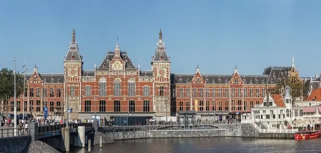Amsterdam Centraal gezien over het water van het Open Havenfront