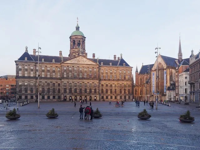 De Dam met het Koninklijk Paleis en de Nieuwe Kerk, vroege ochtend