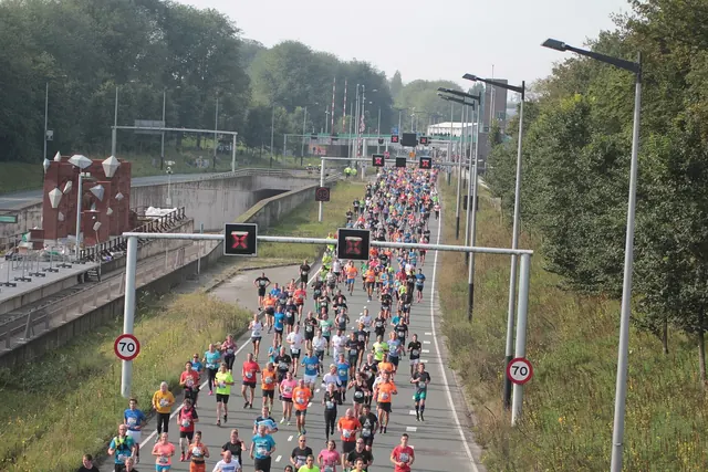 Lopers van de Dam tot Damloop 2017 op de Nieuwe Leeuwarderweg in Noord, net na de IJtunnel