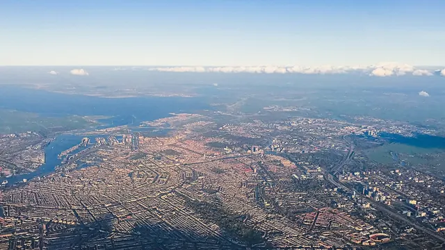 Grachtengordel en het IJ vanuit een vliegtuig, laag zonlicht