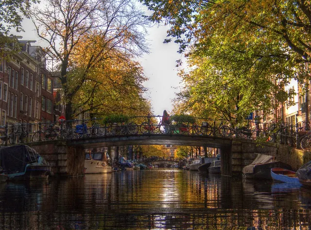 Hilletjesbrug over de Egelantiersgracht in de Jordaan, herfst
