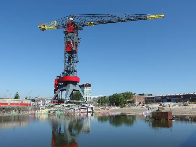 NDSM-werf in Noord: de oude scheepskraan (nu Faralda-hotel) gespiegeld in de scheepshelling