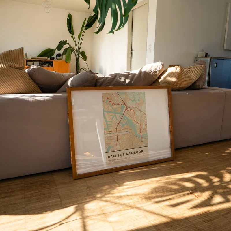 Dam tot Damloop: poster in Nautisch, in een voorbeeldkamer, met de route als lijn over de kaart