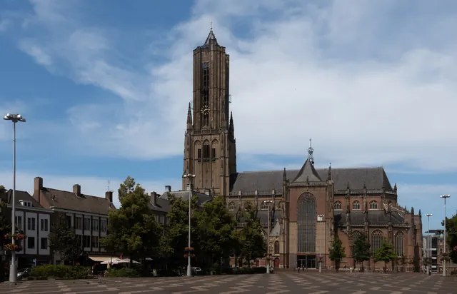 De Eusebiuskerk met haar toren, gezien over het plein ernaast