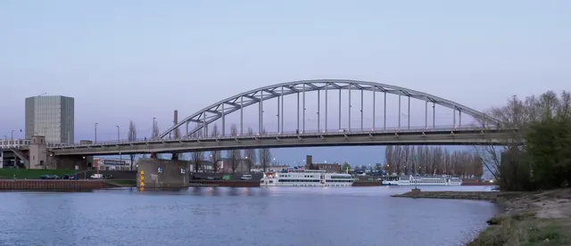 De John Frostbrug over de Rijn, gezien vanaf Arnhem-Zuid