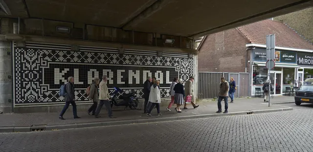 Het tegeltableau met de naam Klarendal bij de Hommelsepoort