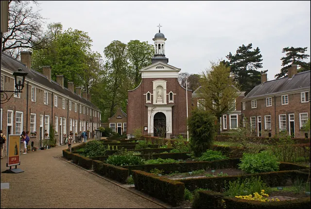 De huisjes van het Begijnhof rond de kruidentuin
