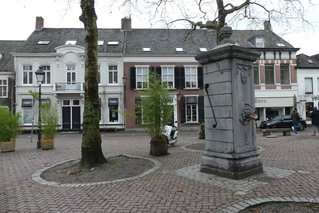 De oude dorpspomp op de Ginnekenmarkt, met de gevels van de markt erachter