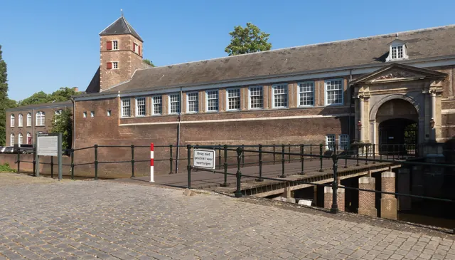 Een poort van het Kasteel van Breda, met een brug over de gracht