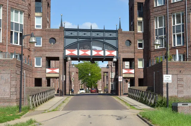 De poort van Slot Haverleij, met een brug over het water ervoor