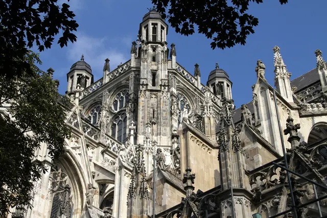 De gotische Sint-Janskathedraal van buiten, met de luchtbogen en de torentjes op de steunberen