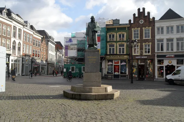 Het standbeeld van Jeroen Bosch op de Markt, met de gevels van de Markt erachter