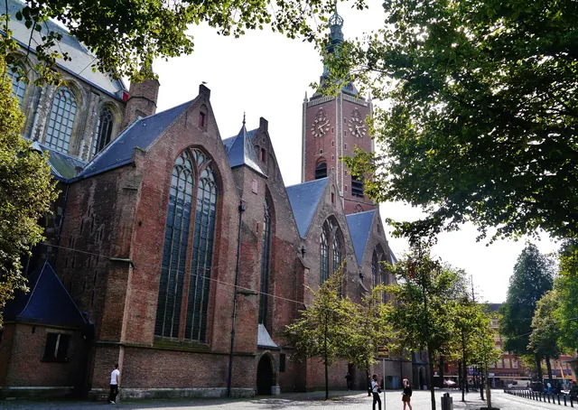 De Grote of Sint-Jacobskerk met haar toren, in de binnenstad