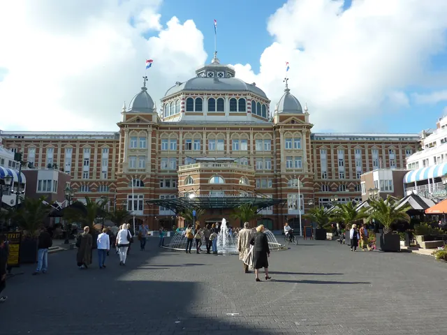 Het Kurhaus aan het Gevers Deynootplein in Scheveningen