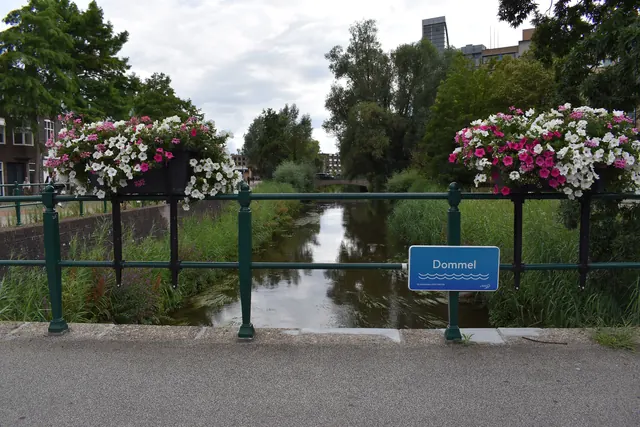 De Dommel in Eindhoven, gezien vanaf een brug met bloembakken