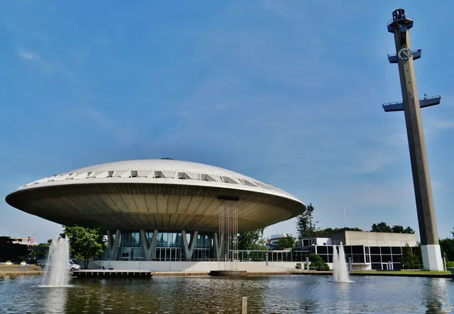 Het Evoluon met zijn ronde koepel, met de vijver en de fonteinen ervoor