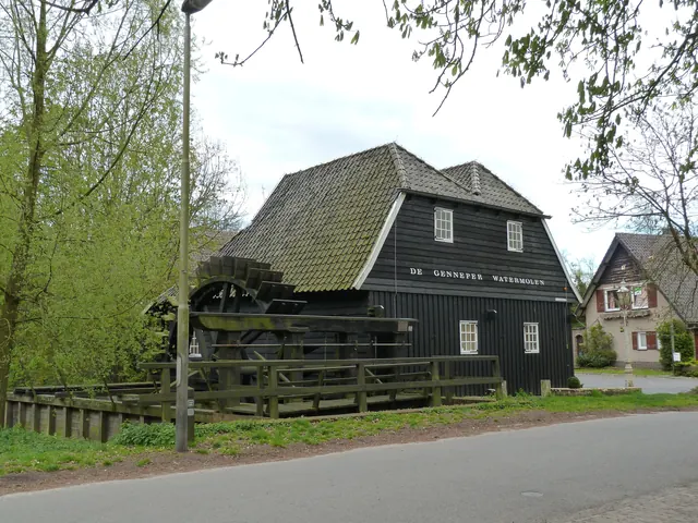 De Genneper Watermolen met zijn waterrad, aan de Genneperweg