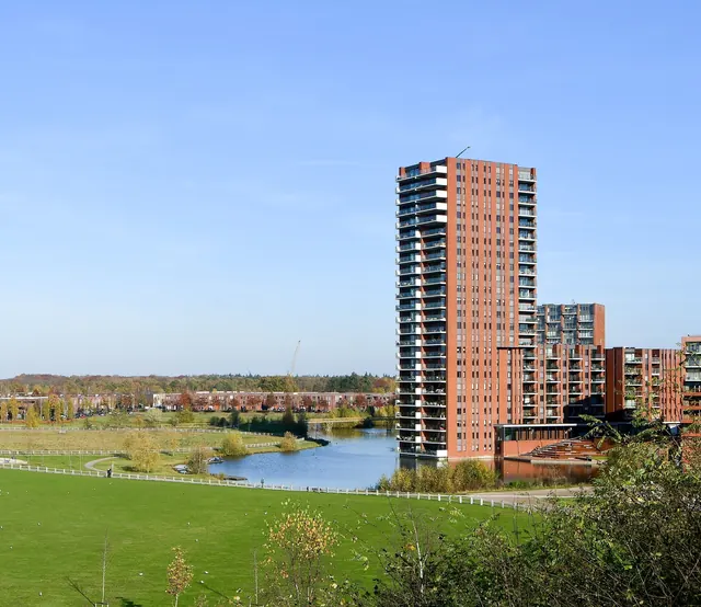 Water en grasland in Meerrijk, Meerhoven, met Zandrijk op de achtergrond (bijgesneden)