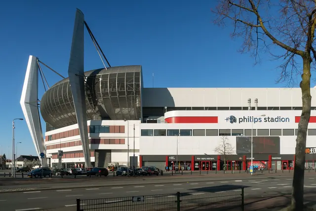 Het Philips Stadion van PSV, gezien vanaf de straat