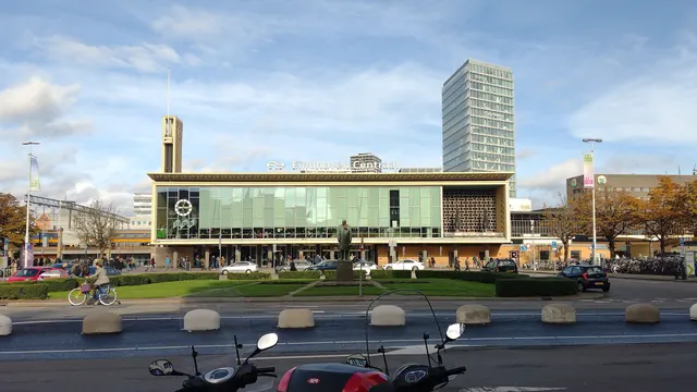 De voorkant van station Eindhoven Centraal, met de toren ernaast