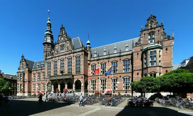 Het Academiegebouw aan de Broerstraat, met fietsen op het plein ervoor