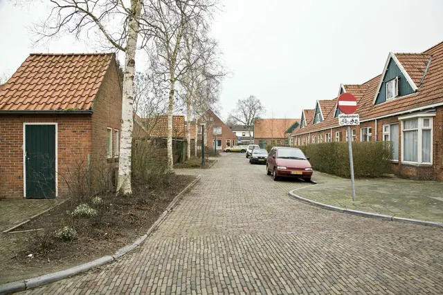 De Wingerdhoek in het Blauwe Dorp, gezien vanaf het Graspad, met een schuurtje op de voorgrond