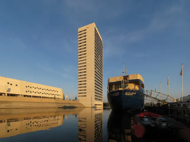 Het stadion Euroborg (links) aan het Oude Winschoterdiep, met de woontoren Stoker en het schip Our World