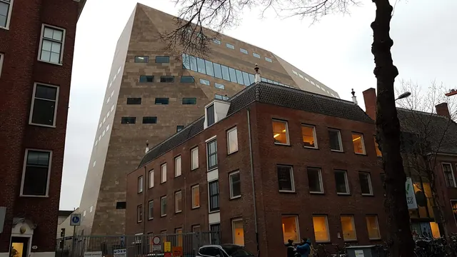 Het Forum gezien vanaf de Sint Jansstraat, boven de oudere panden aan de straat