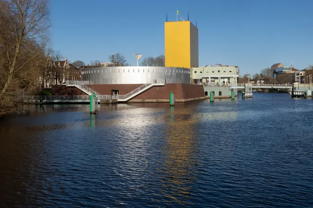 Het Groninger Museum op zijn eilanden in het Verbindingskanaal, gezien vanaf de westkant