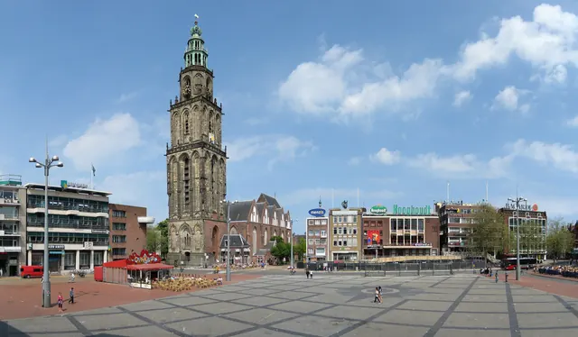 De Martinitoren aan de Grote Markt, gezien over het plein