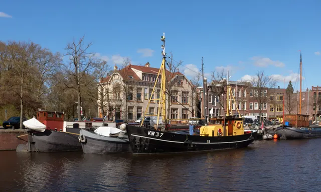 Schepen aan de kade van de Noorderhaven, met de KW 37 in het midden