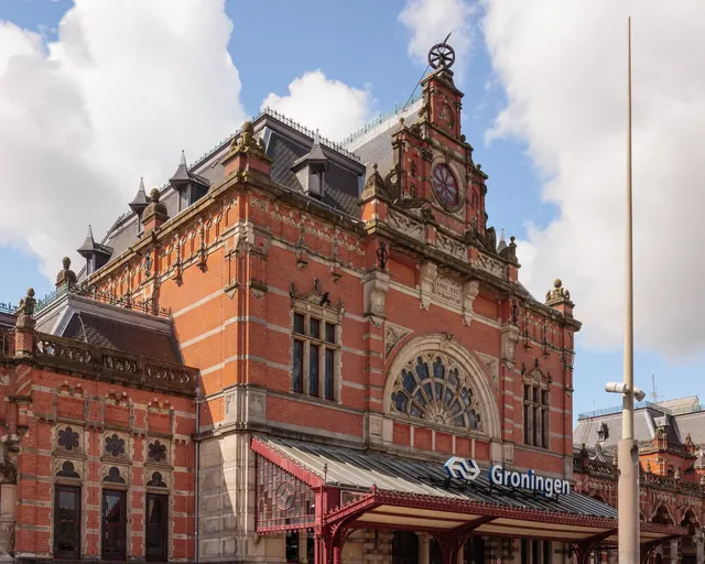 De gevel van het station van Groningen, met de klok en de luifel boven de ingang
