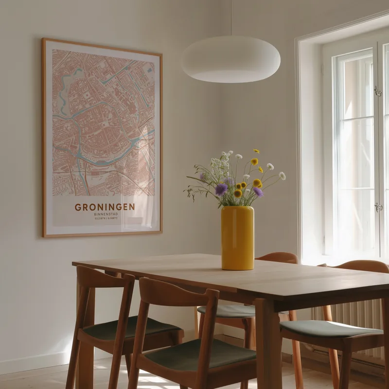 Boven een eettafel met een gele vaas: de poster Binnenstad in Terracotta in een voorbeeldkamer