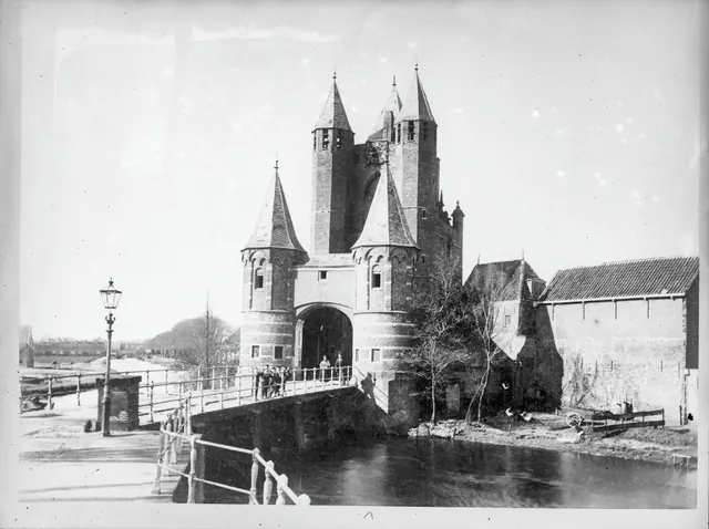 De Amsterdamse Poort met de brug over het water, op een oude zwart-witfoto