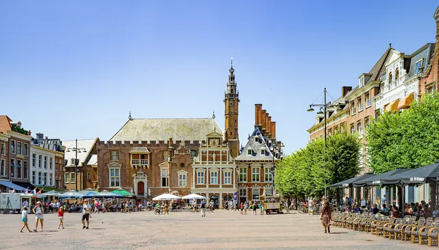 Het stadhuis aan de Grote Markt, met de terrassen op het plein
