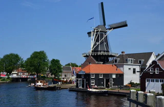 Molen De Adriaan aan het Spaarne, met bootjes aan de kade